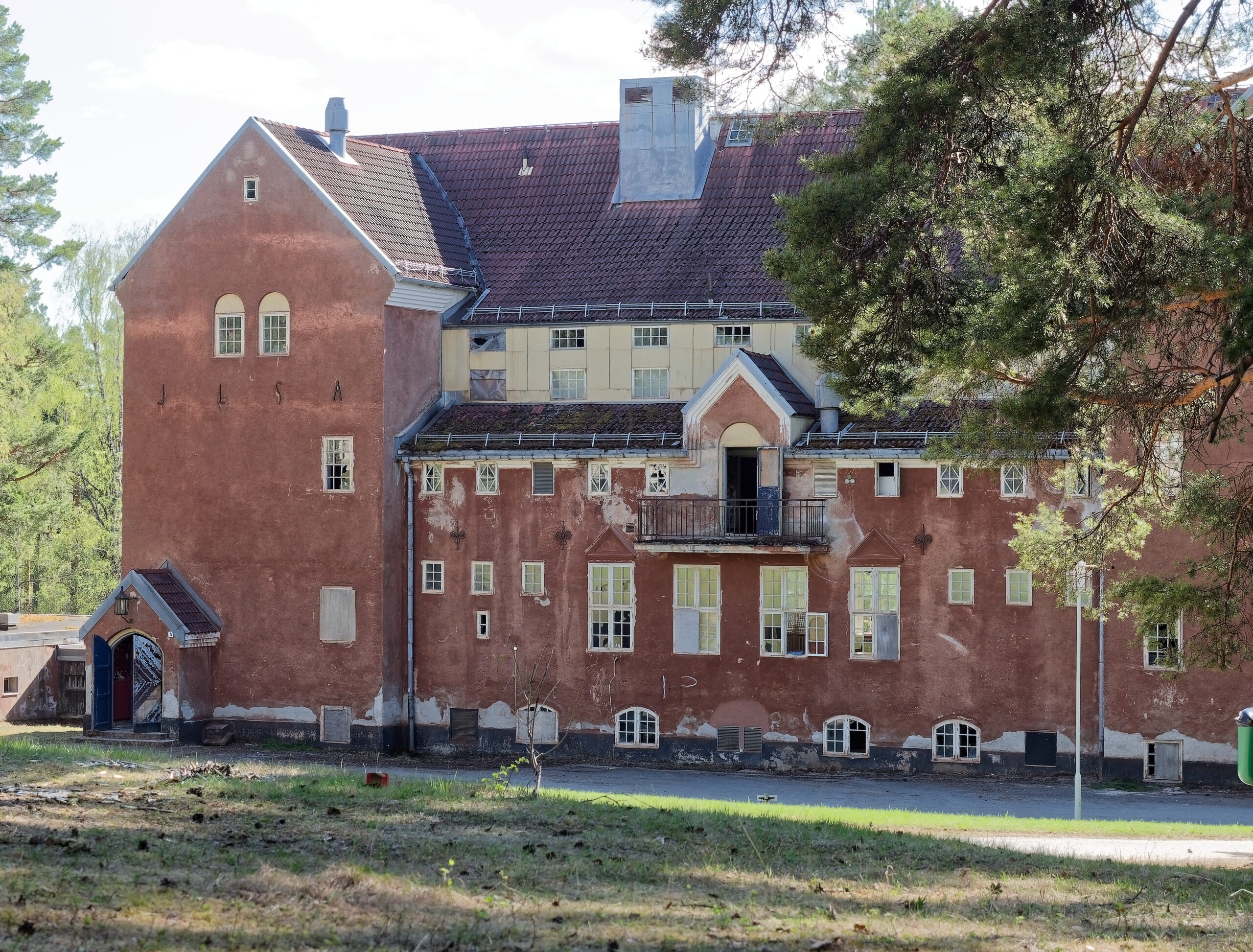 Ett hus med sliten fasad